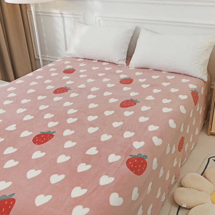91家纺网 家纺一手货源 找家纺 金盛纺 2025新款高克重牛奶绒印花系列单床单(可定制) 桃心草莓