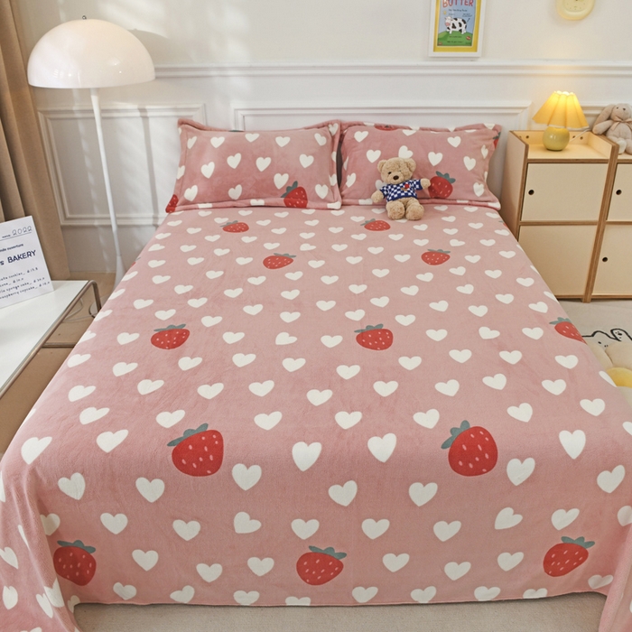 91家纺网 家纺一手货源 找家纺 金盛纺 2025新款高克重牛奶绒印花系列单床单(可定制) 桃心草莓