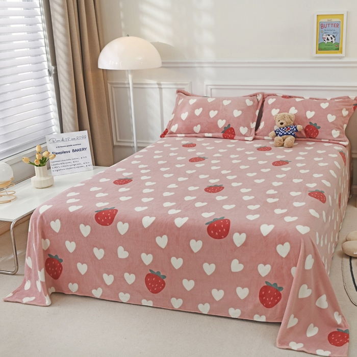 91家纺网 家纺一手货源 找家纺 金盛纺 2025新款高克重牛奶绒印花系列单床单(可定制) 桃心草莓