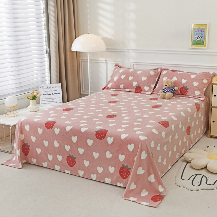 91家纺网 家纺一手货源 找家纺 金盛纺 2025新款高克重牛奶绒印花系列单床单(可定制) 桃心草莓