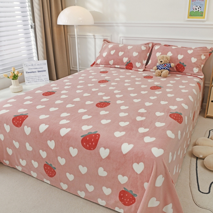 91家纺网 家纺一手货源 找家纺 金盛纺 2025新款高克重牛奶绒印花系列单床单(可定制) 桃心草莓