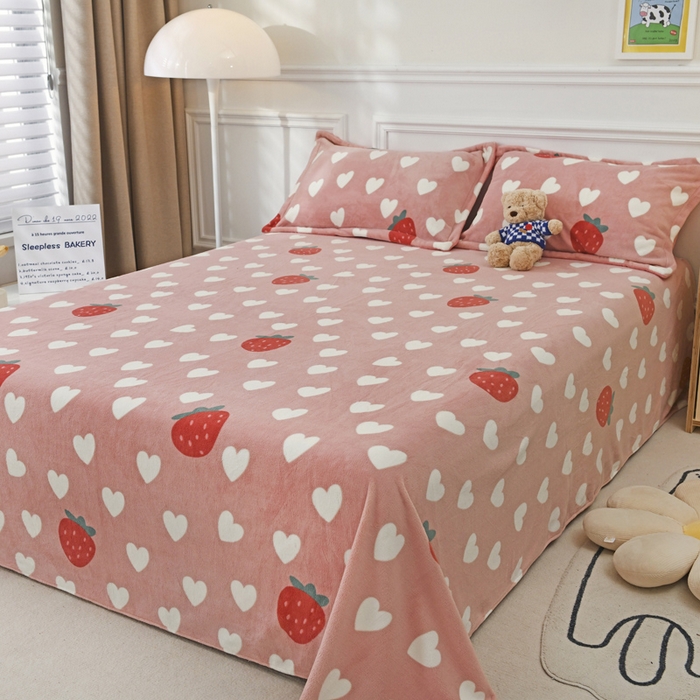 91家纺网 家纺一手货源 找家纺 金盛纺 2025新款高克重牛奶绒印花系列单床单(可定制) 桃心草莓