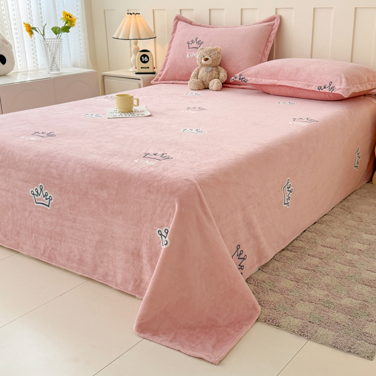 91家纺网 家纺一手货源 找家纺 金盛纺 2025新款高克重牛奶绒印花系列单床单(可定制) 皇室贵冠-粉