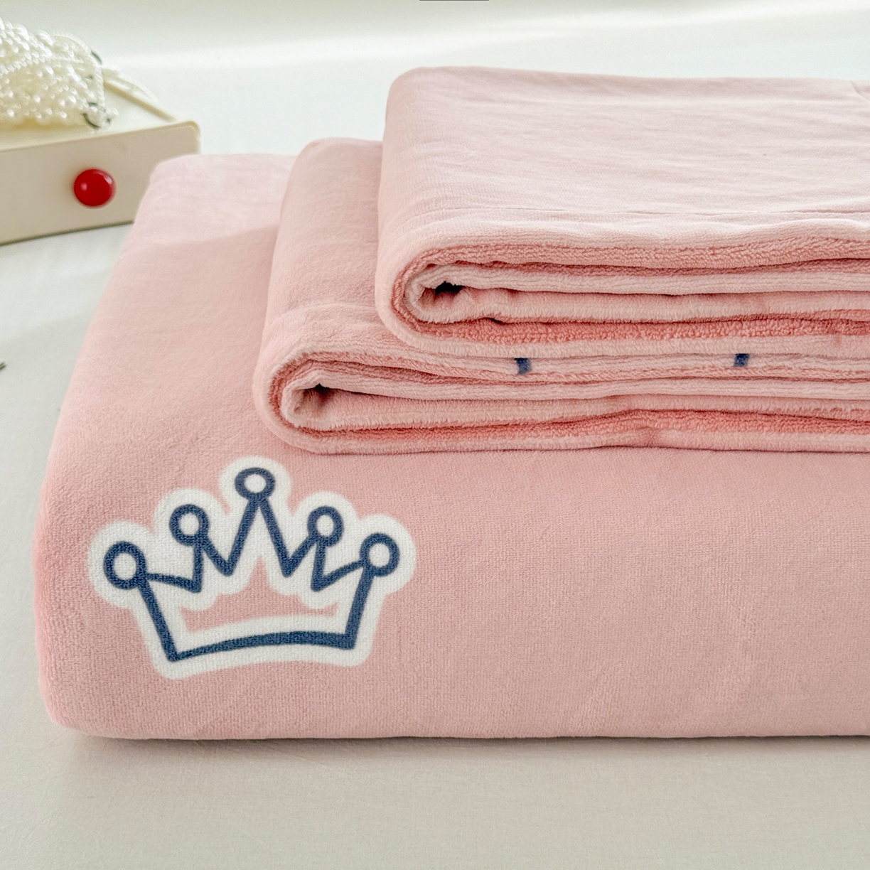 91家纺网 家纺一手货源 找家纺 金盛纺 2025新款高克重牛奶绒印花系列单床单(可定制) 皇室贵冠-粉