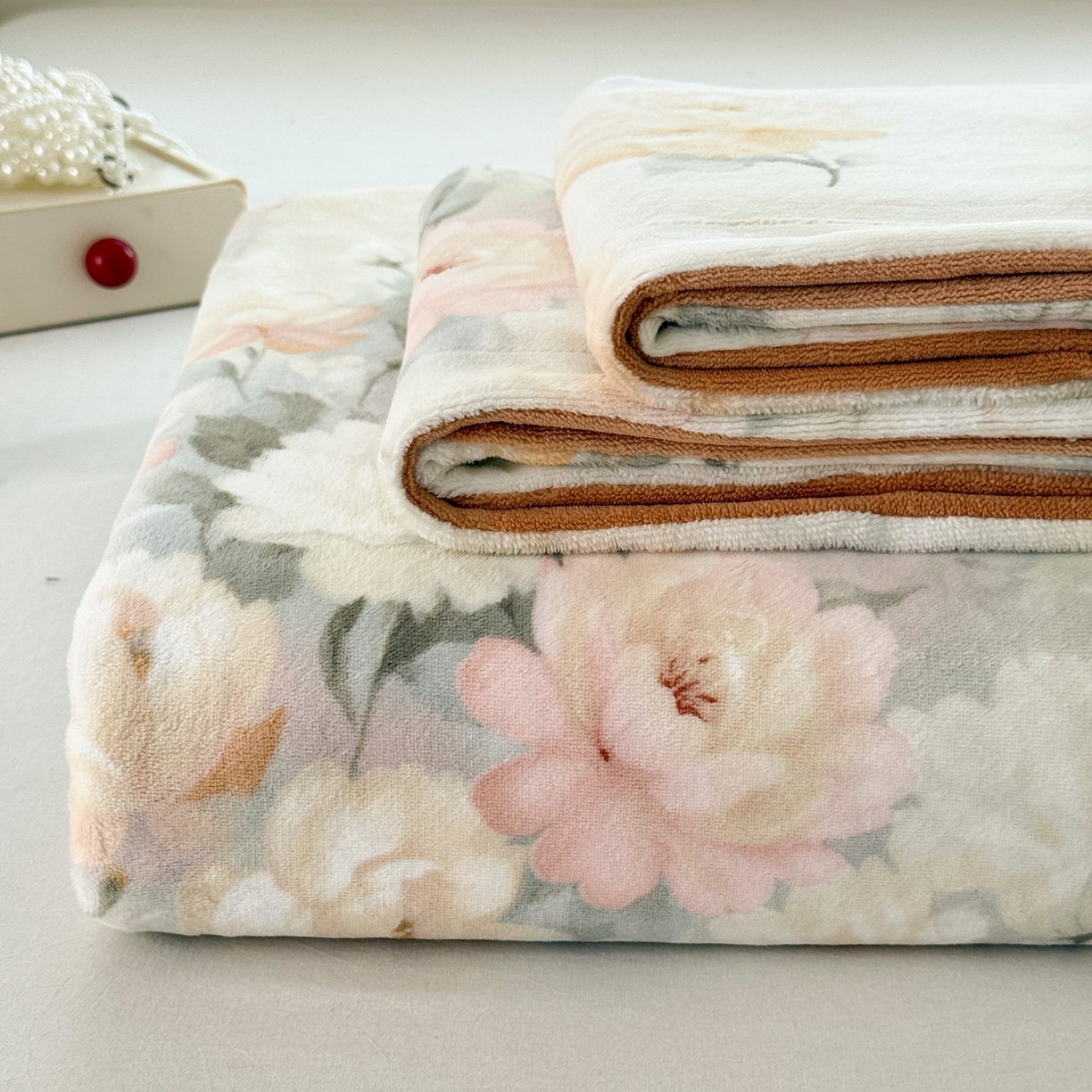 91家纺网 家纺一手货源 找家纺 金盛纺 2025新款高克重牛奶绒印花系列单床单(可定制) 墨染