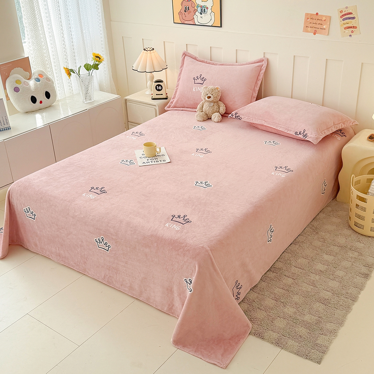 91家纺网 家纺一手货源 找家纺 金盛纺 2025新款高克重牛奶绒印花系列单床单(可定制) 皇室贵冠-粉