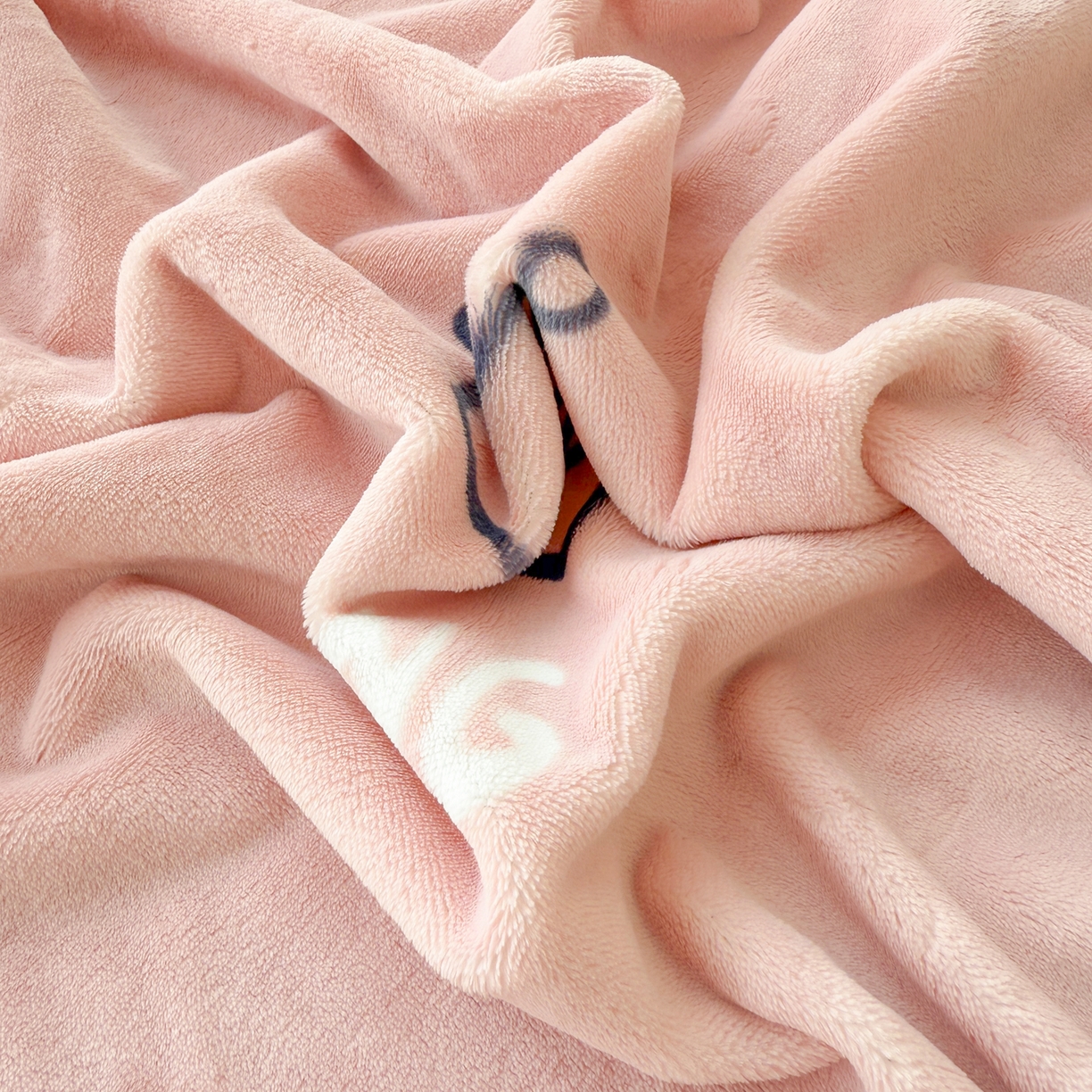 91家纺网 家纺一手货源 找家纺 金盛纺 2025新款高克重牛奶绒印花系列单床单(可定制) 皇室贵冠-粉