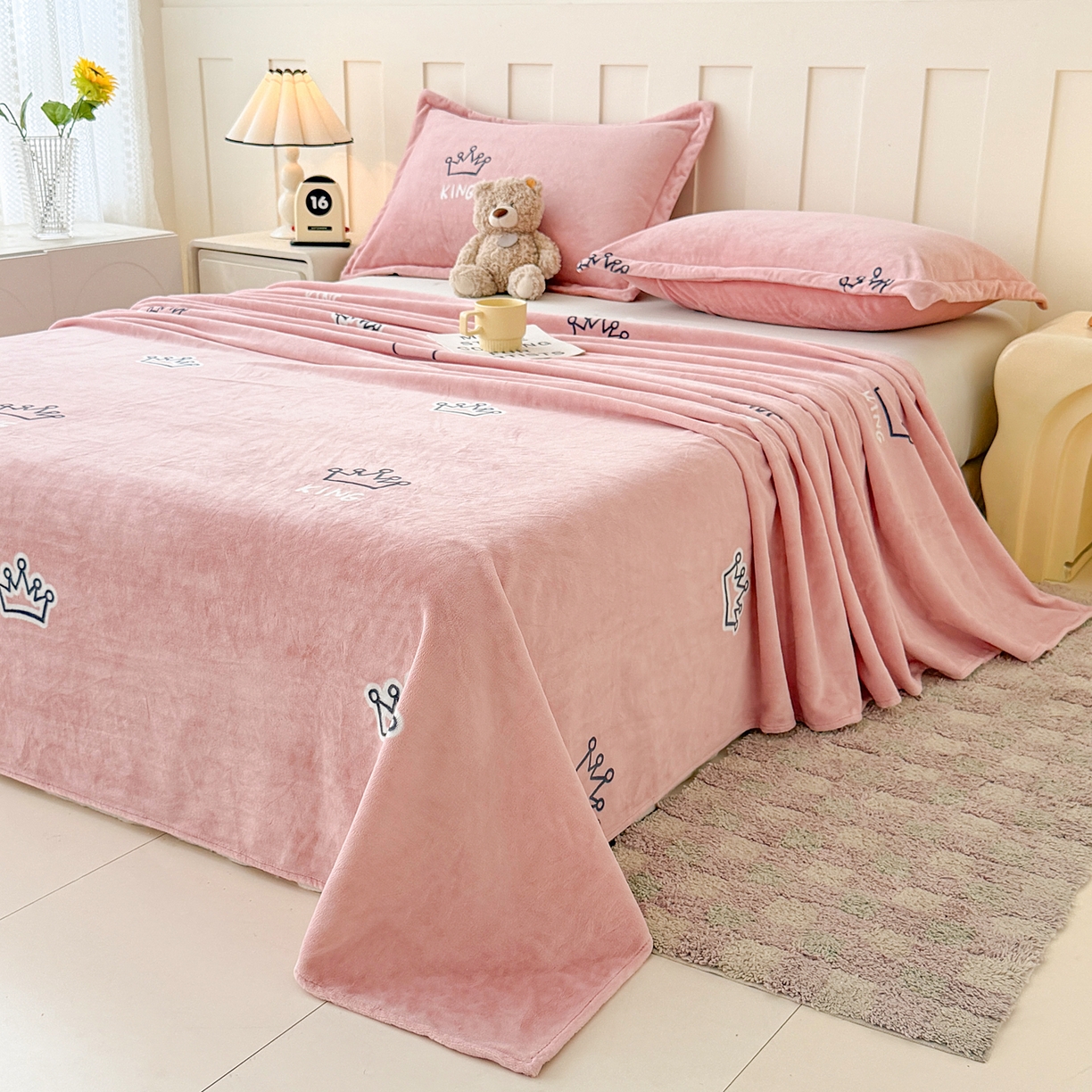 91家纺网 家纺一手货源 找家纺 金盛纺 2025新款高克重牛奶绒印花系列单床单(可定制) 皇室贵冠-粉