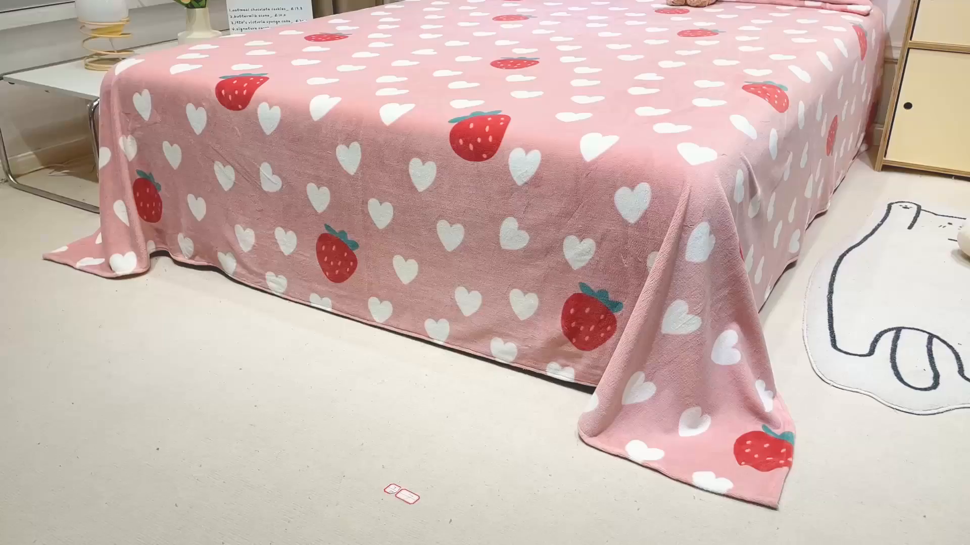 91家纺网 家纺一手货源 找家纺 金盛纺 2025新款高克重牛奶绒印花系列单床单(可定制) 桃心草莓