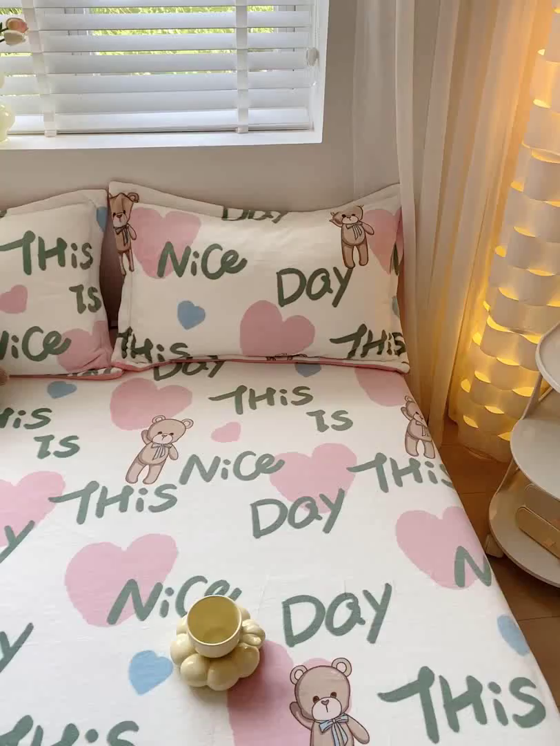 91家纺网 家纺一手货源 找家纺 金盛纺 2025新款高克重牛奶绒印花系列单床单(可定制) 粉红桃心