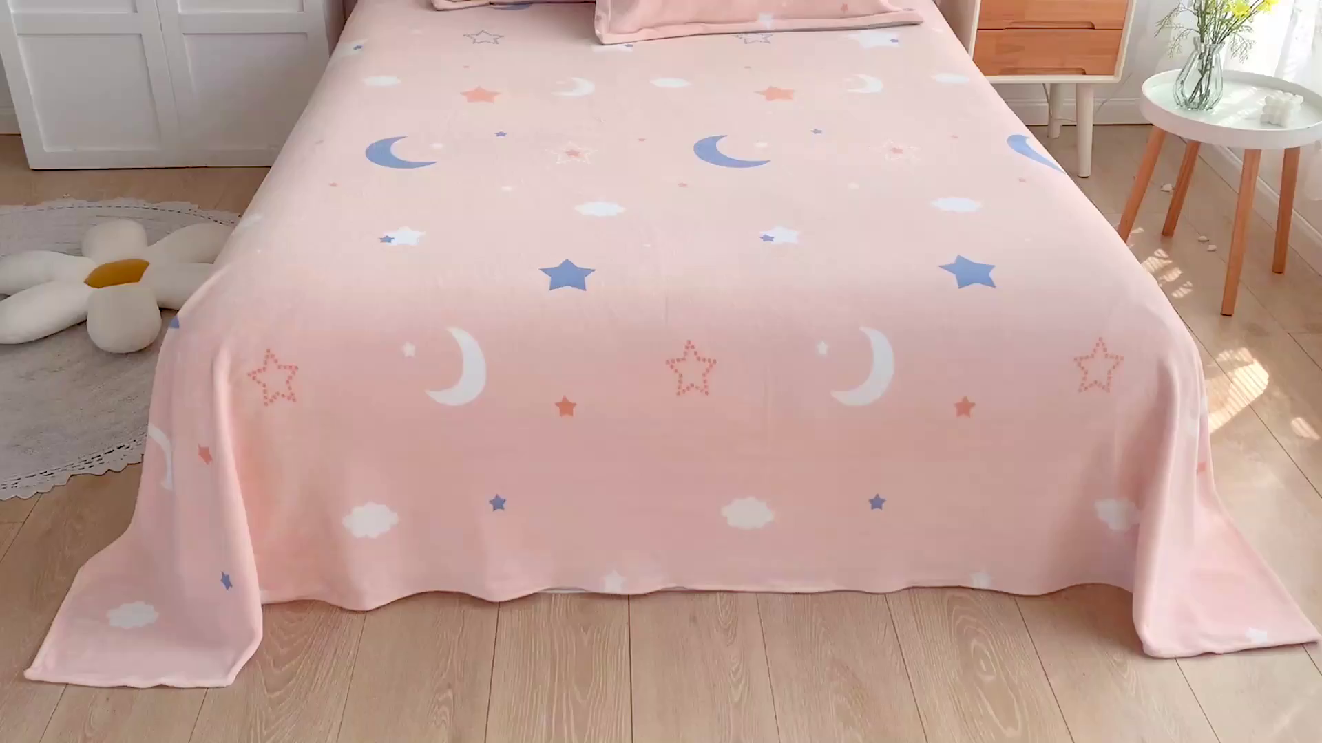 91家纺网 家纺一手货源 找家纺 金盛纺 2025新款高克重牛奶绒印花系列单床单(可定制) 梦幻星空（粉）