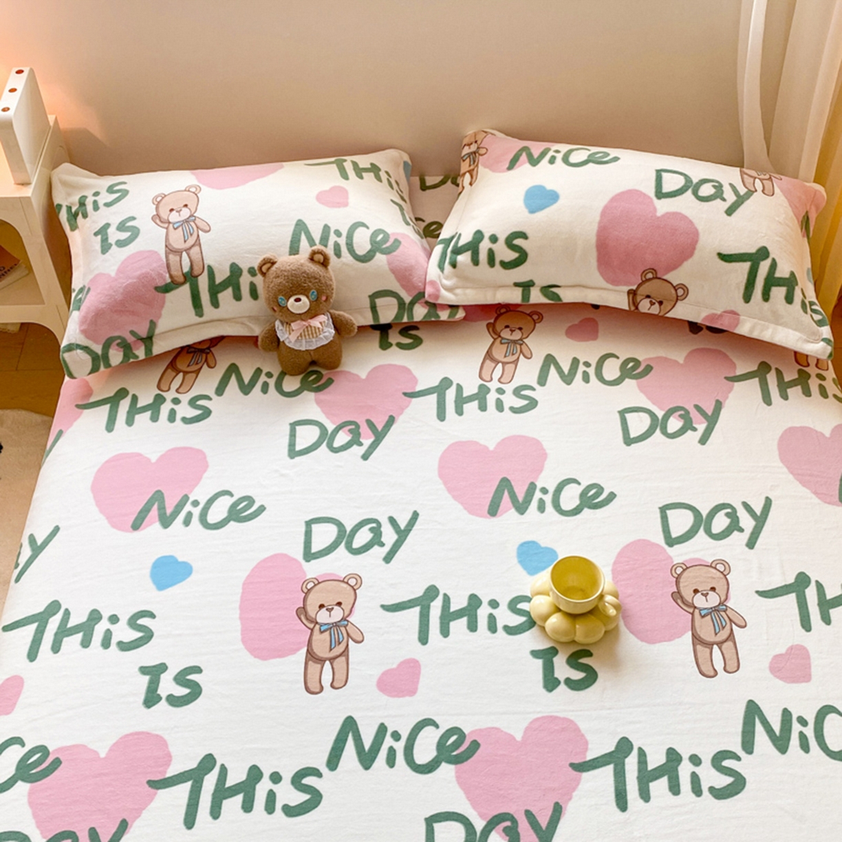 91家纺网 家纺一手货源 找家纺 金盛纺 2025新款高克重牛奶绒印花系列单床单(可定制) 粉红桃心