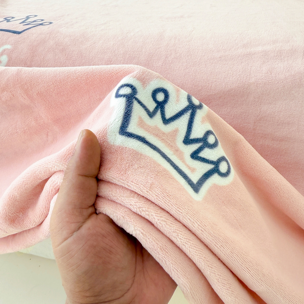 91家纺网 家纺一手货源 找家纺 金盛纺 2025新款高克重牛奶绒印花系列单床单(可定制) 皇室贵冠-粉