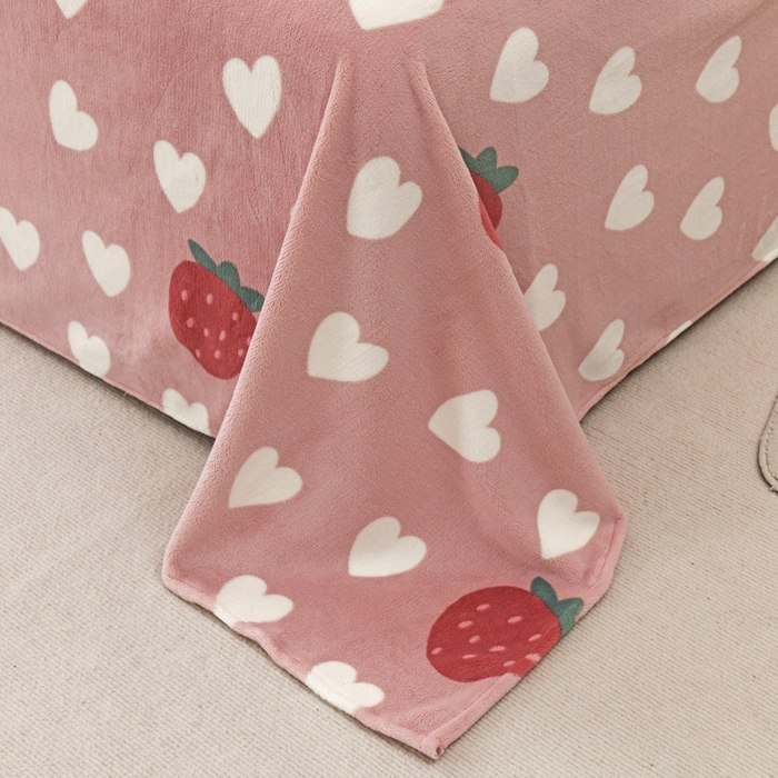 91家纺网 家纺一手货源 找家纺 金盛纺 2025新款高克重牛奶绒印花系列单床单(可定制) 桃心草莓