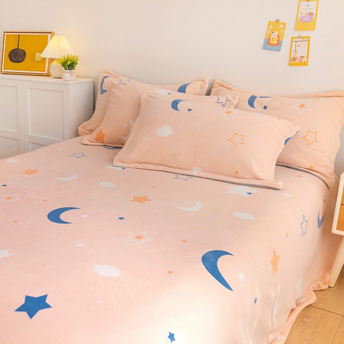 91家纺网 家纺一手货源 找家纺 金盛纺 2025新款高克重牛奶绒印花系列单床单(可定制) 梦幻星空（粉）