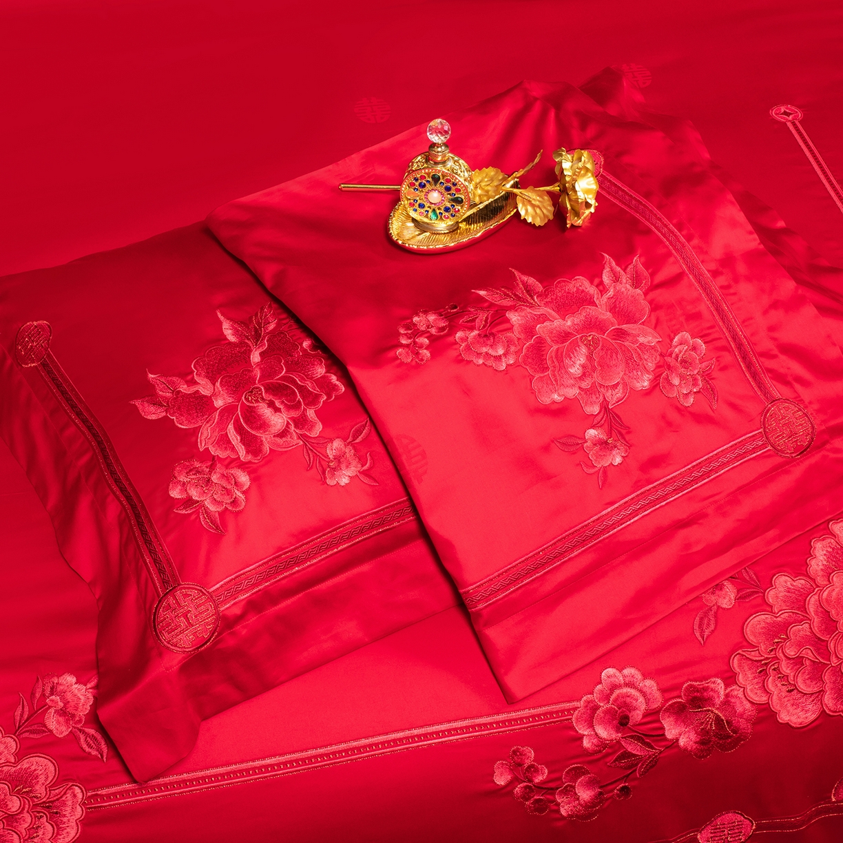 91家纺网 家纺一手货源 找家纺 柏拉图 2025新款100s长绒棉贡缎提花重工艺刺绣婚庆四件套多件套 百花贺喜红