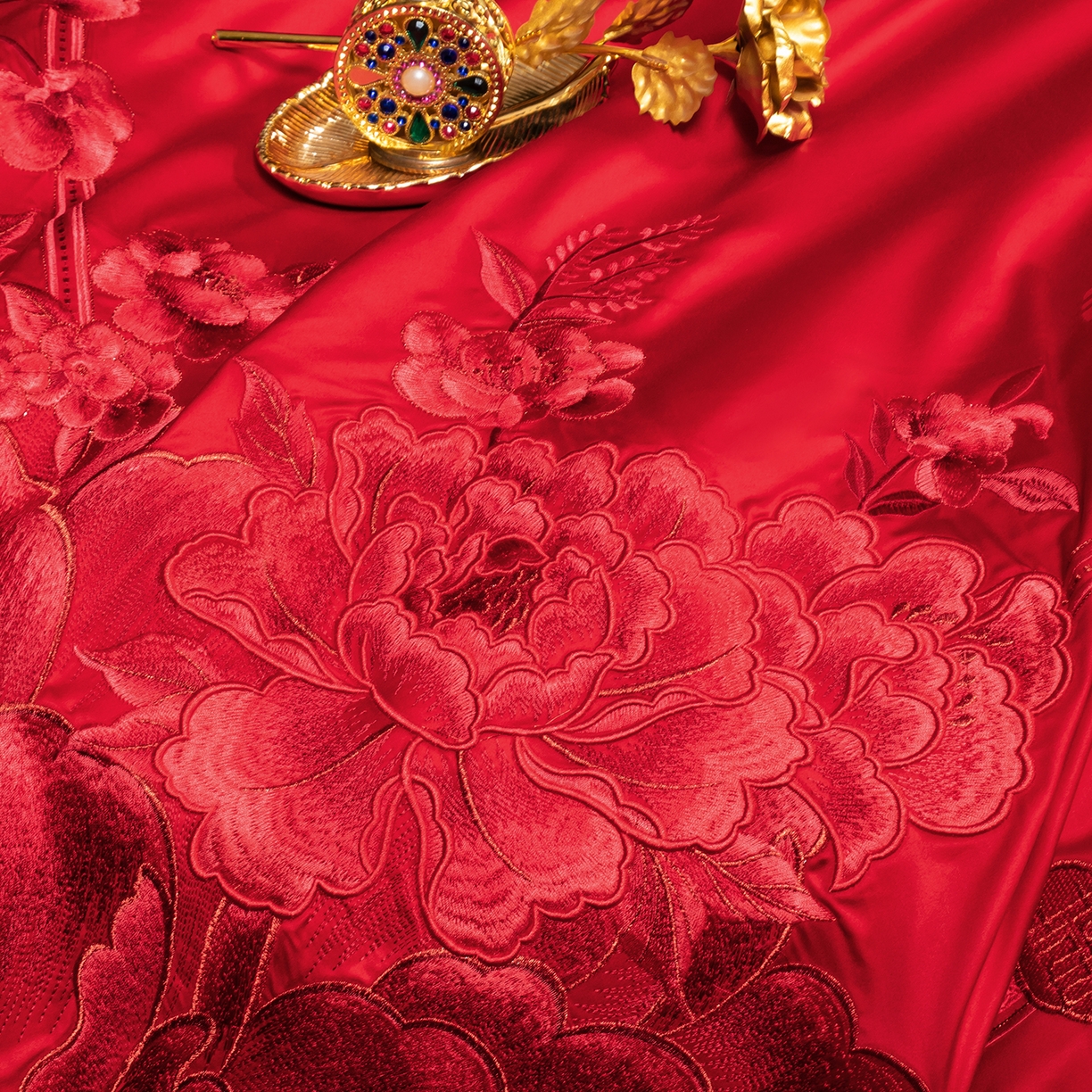 91家纺网 家纺一手货源 找家纺 柏拉图 2025新款100s长绒棉贡缎提花重工艺刺绣婚庆四件套多件套 百花贺喜红