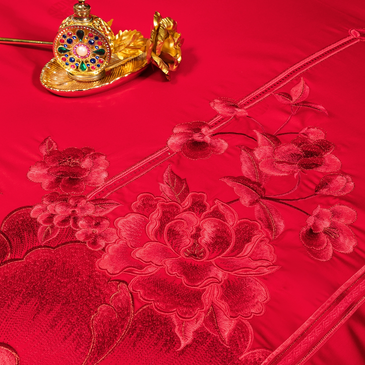 91家纺网 家纺一手货源 找家纺 柏拉图 2025新款100s长绒棉贡缎提花重工艺刺绣婚庆四件套多件套 百花贺喜红