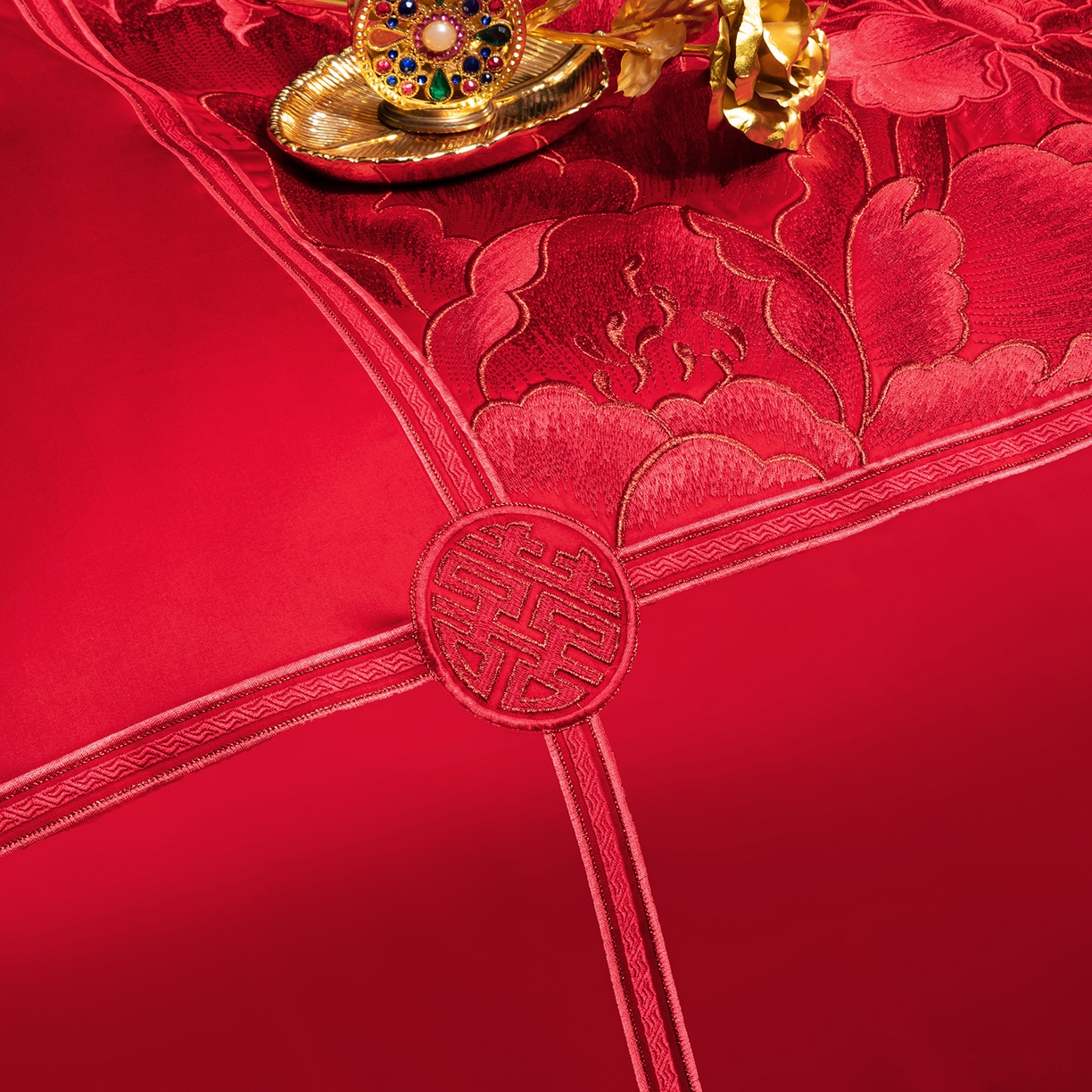 91家纺网 家纺一手货源 找家纺 柏拉图 2025新款100s长绒棉贡缎提花重工艺刺绣婚庆四件套多件套 百花贺喜红