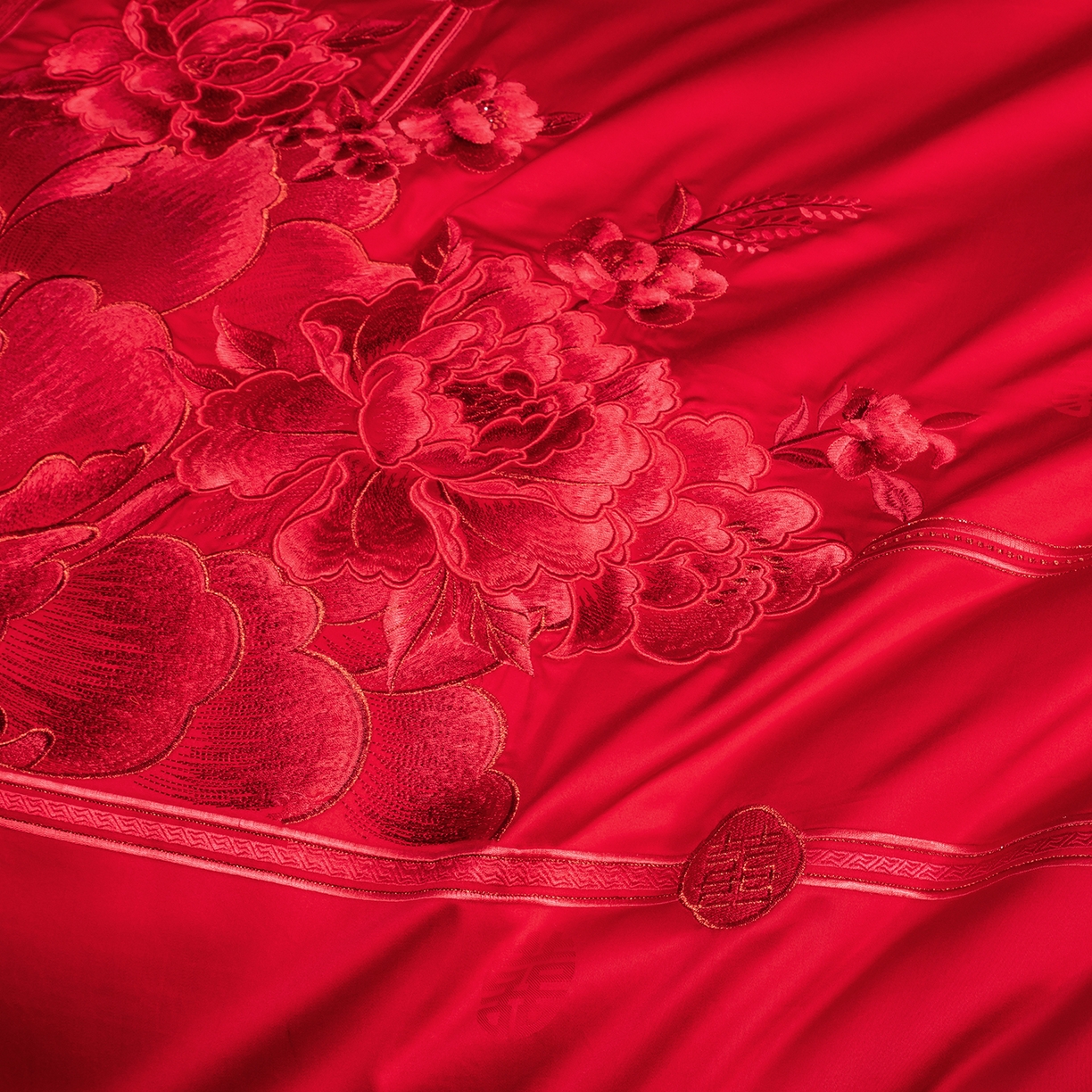 91家纺网 家纺一手货源 找家纺 柏拉图 2025新款100s长绒棉贡缎提花重工艺刺绣婚庆四件套多件套 百花贺喜红