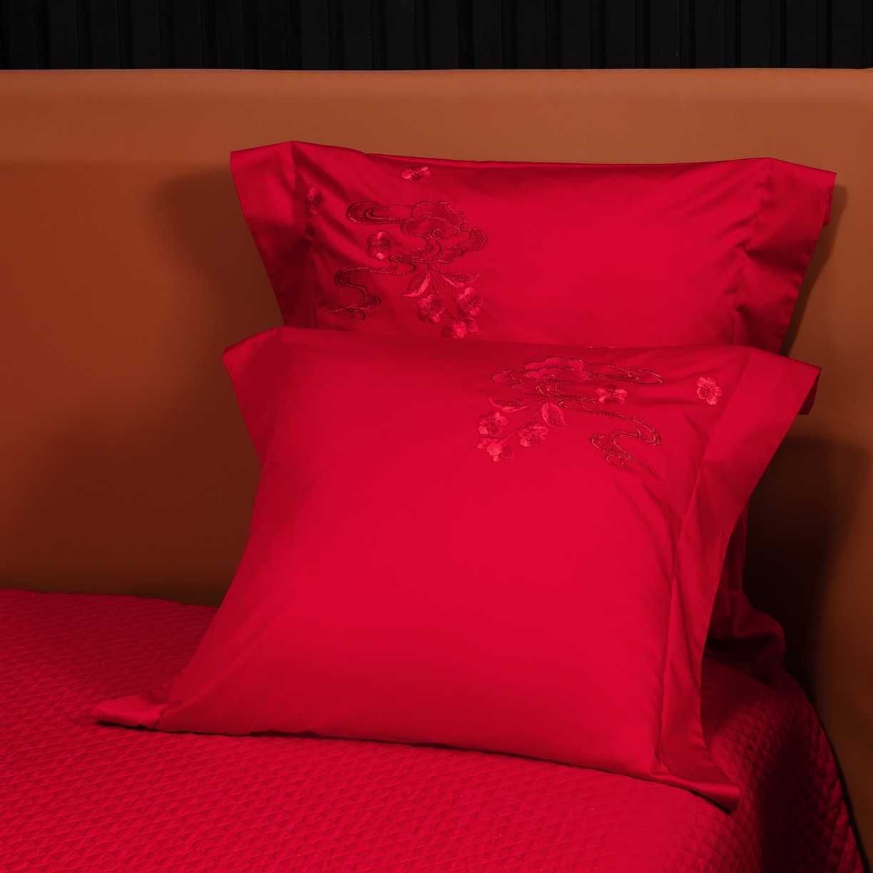 91家纺网 家纺一手货源 找家纺 柏拉图 2025新款100s长绒棉贡缎提花重工艺刺绣婚庆四件套多件套 百花贺喜红