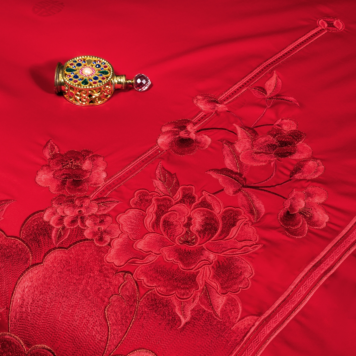 91家纺网 家纺一手货源 找家纺 柏拉图 2025新款100s长绒棉贡缎提花重工艺刺绣婚庆四件套多件套 百花贺喜红