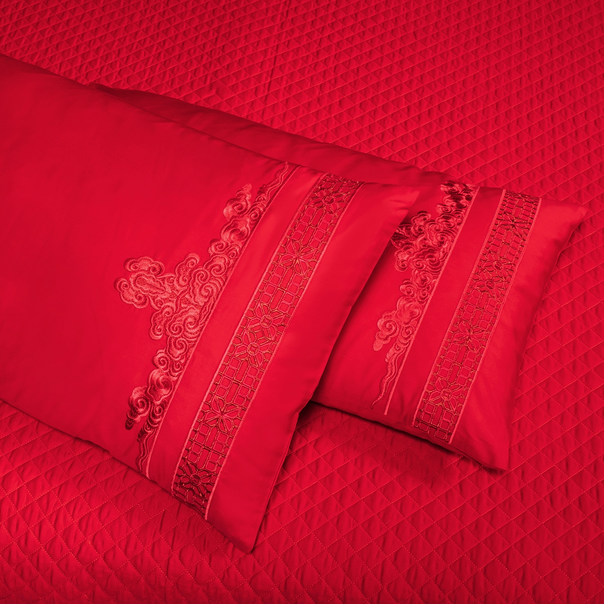 91家纺网 家纺一手货源 找家纺 柏拉图 2025新款100s长绒棉贡缎提花重工艺刺绣婚庆四件套多件套 百花贺喜红