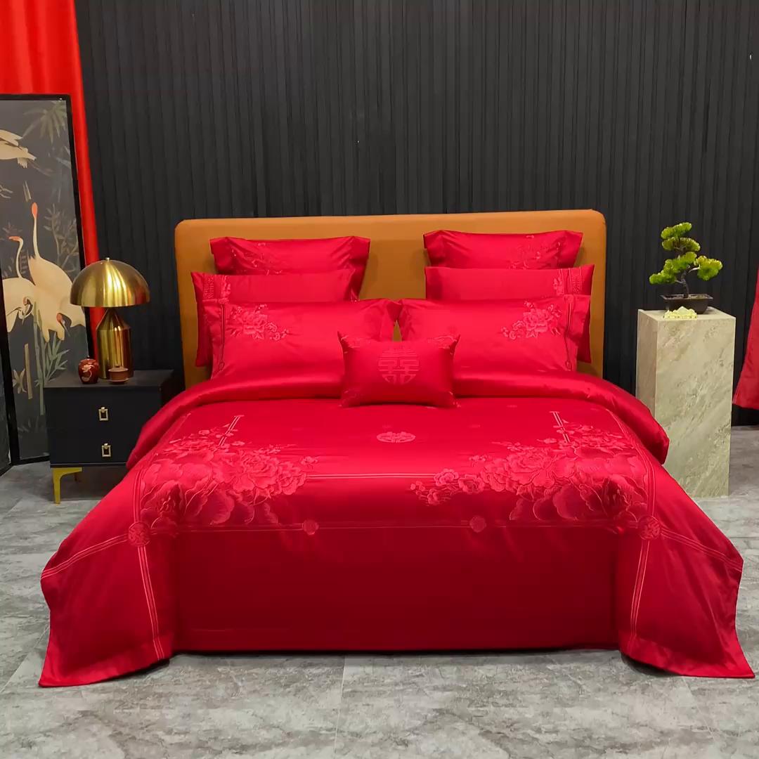 91家纺网 家纺一手货源 找家纺 柏拉图 2025新款100s长绒棉贡缎提花重工艺刺绣婚庆四件套多件套 百花贺喜红