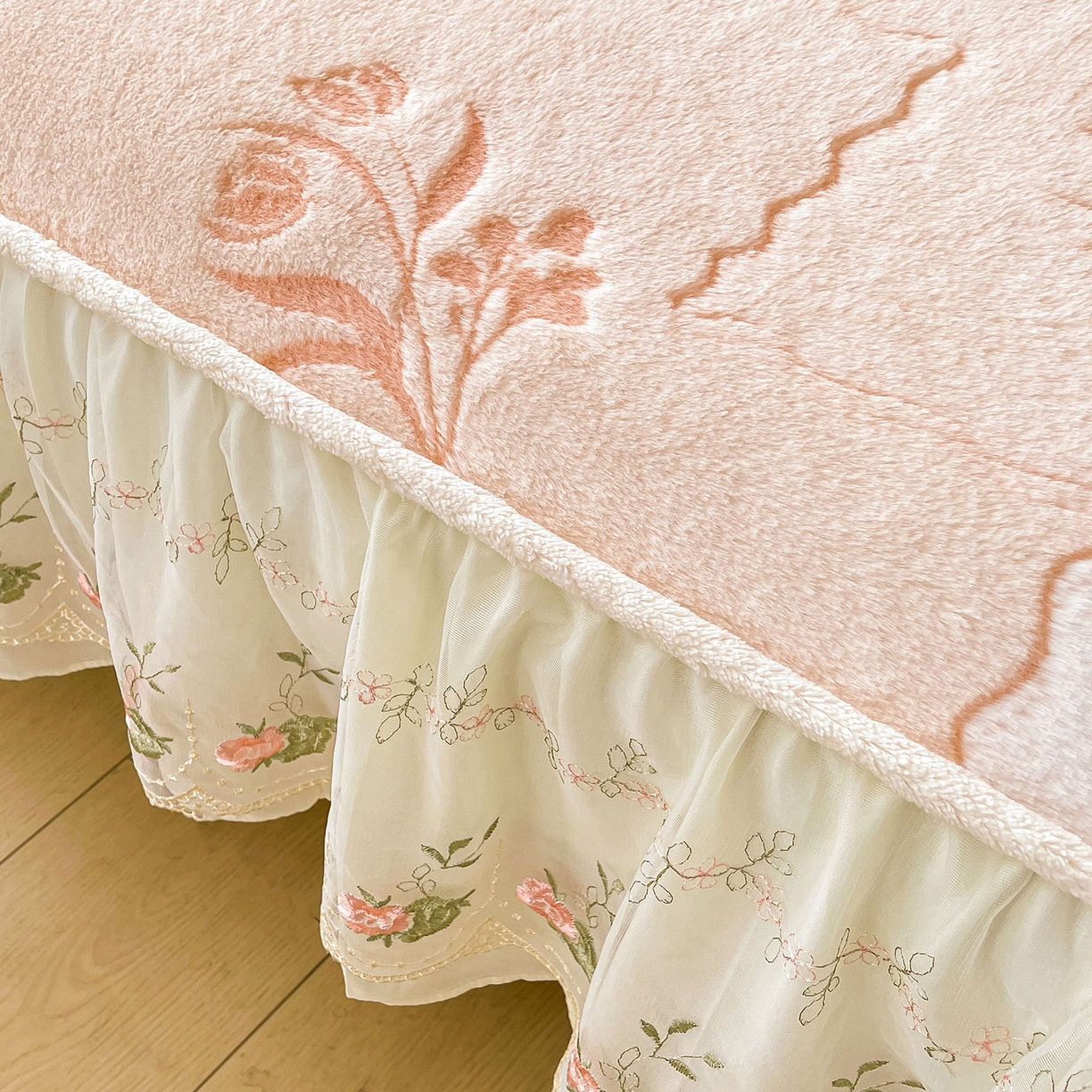 91家纺网 家纺一手货源 找家纺 眠势力 2025新款兔毛绒雕花床笠单件冬季兔兔绒加绒保暖席梦思床垫保护套全包 繁花-沁粉