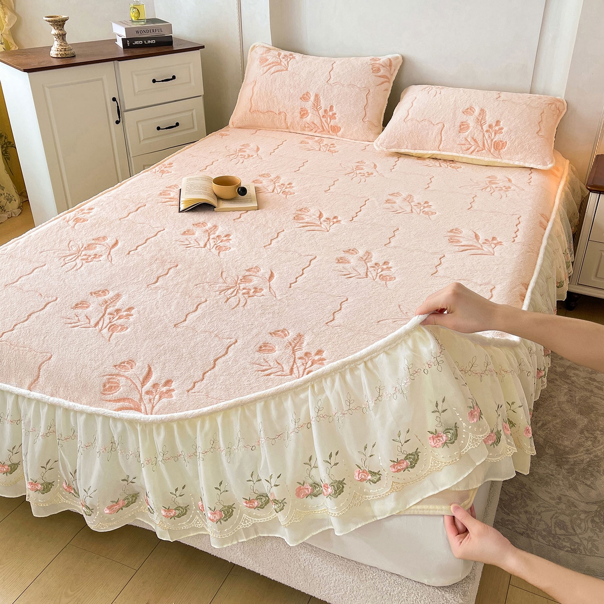 91家纺网 家纺一手货源 找家纺 眠势力 2025新款兔毛绒雕花床笠单件冬季兔兔绒加绒保暖席梦思床垫保护套全包 繁花-沁粉