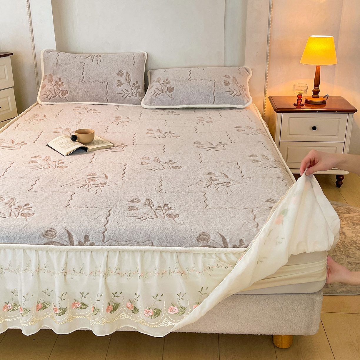 91家纺网 家纺一手货源 找家纺 眠势力 2025新款兔毛绒雕花床笠单件冬季兔兔绒加绒保暖席梦思床垫保护套全包 繁花-灰紫