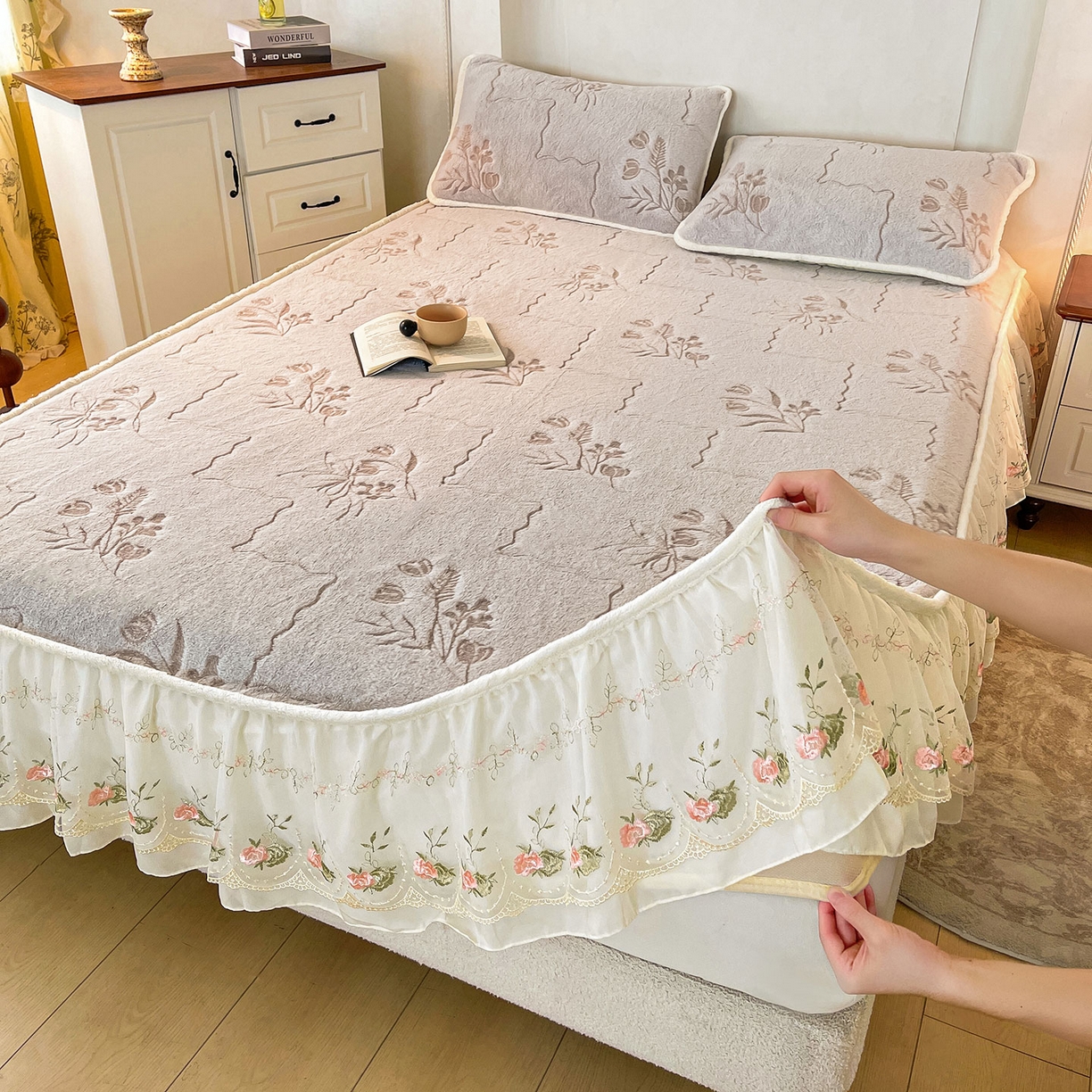 91家纺网 家纺一手货源 找家纺 眠势力 2025新款兔毛绒雕花床笠单件冬季兔兔绒加绒保暖席梦思床垫保护套全包 繁花-灰紫