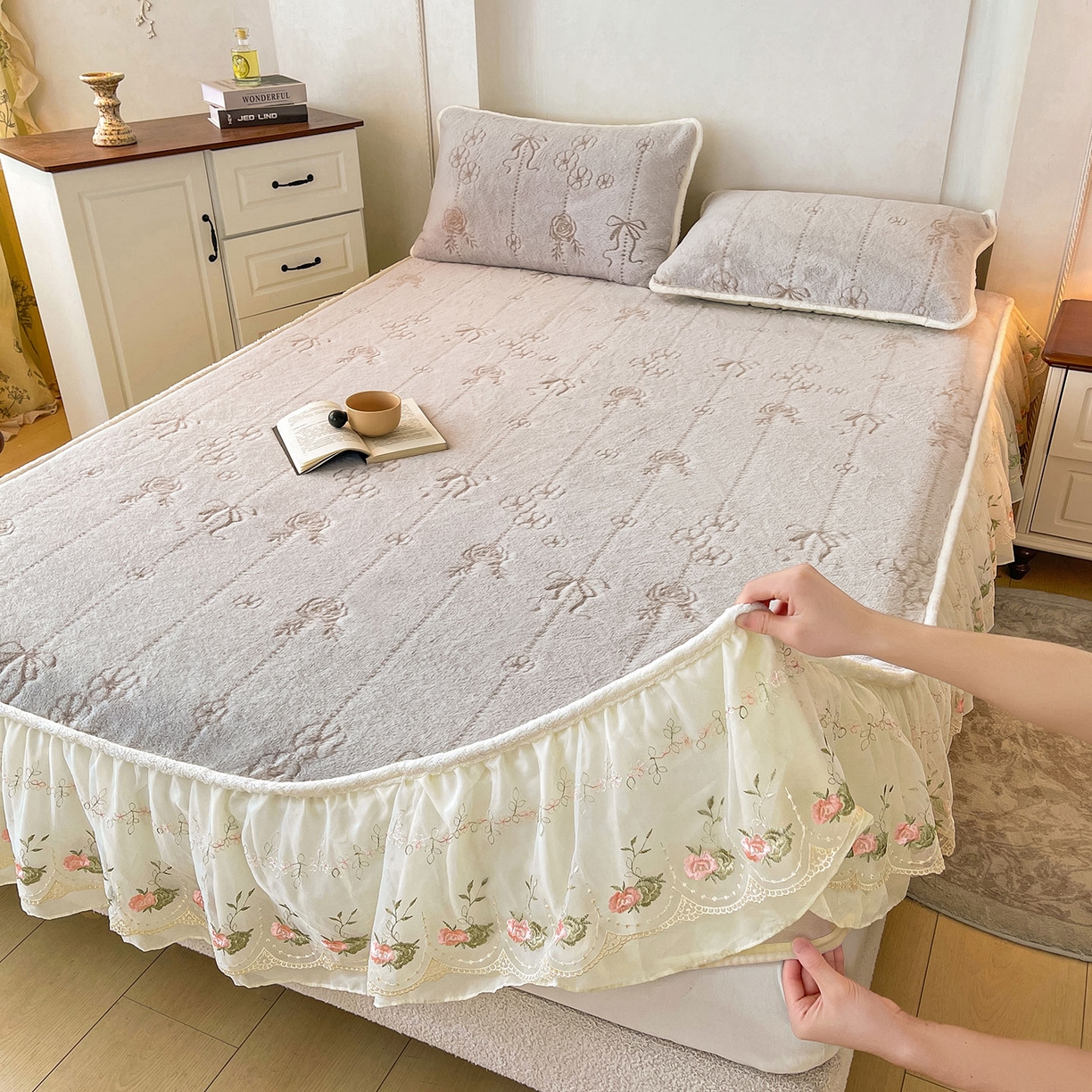 91家纺网 家纺一手货源 找家纺 眠势力 2025新款兔毛绒雕花床笠单件冬季兔兔绒加绒保暖席梦思床垫保护套全包 若溪-灰紫