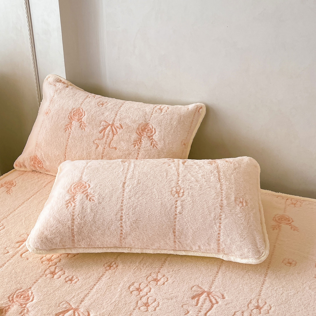 91家纺网 家纺一手货源 找家纺 眠势力 2025新款兔毛绒雕花床笠单件冬季兔兔绒加绒保暖席梦思床垫保护套全包 若溪-沁粉