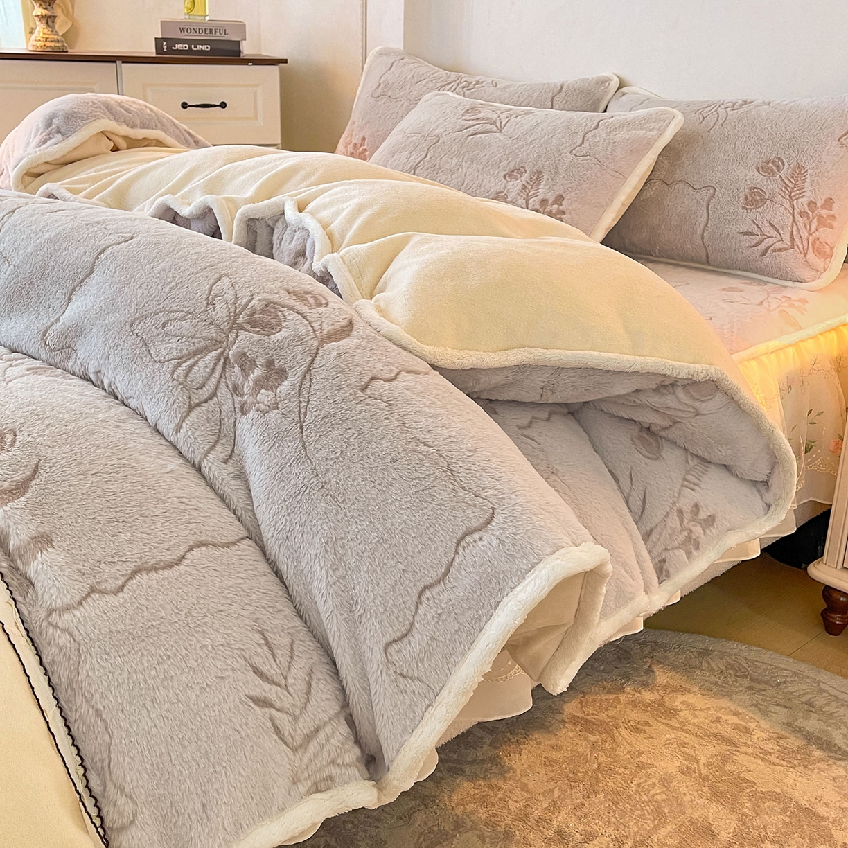 91家纺网 家纺一手货源 找家纺 眠势力 2025新款兔毛绒雕花被套冬季兔兔绒加绒保暖被罩 繁花-灰紫