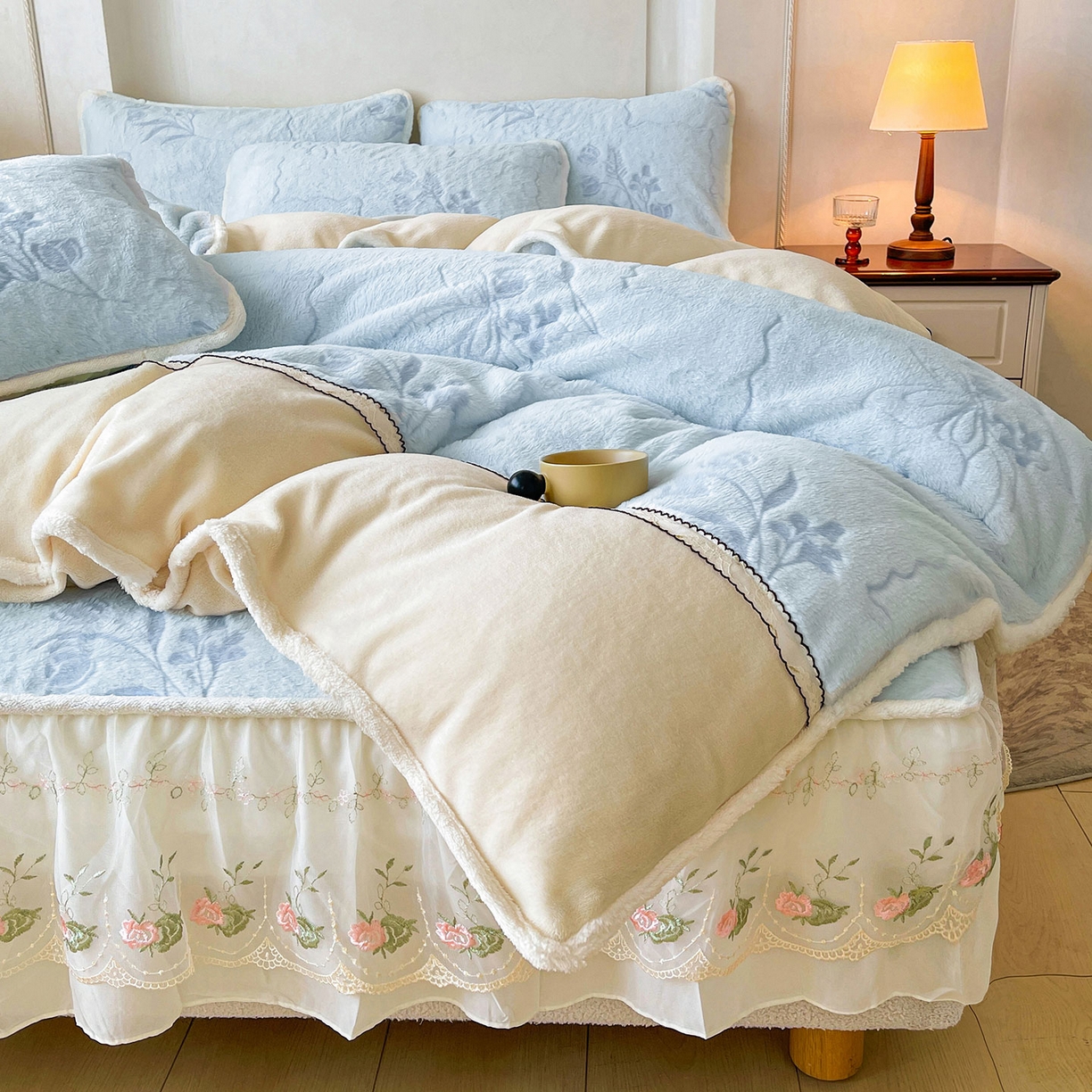 91家纺网 家纺一手货源 找家纺 眠势力 2025新款兔毛绒雕花被套冬季兔兔绒加绒保暖被罩 繁花-霜兰