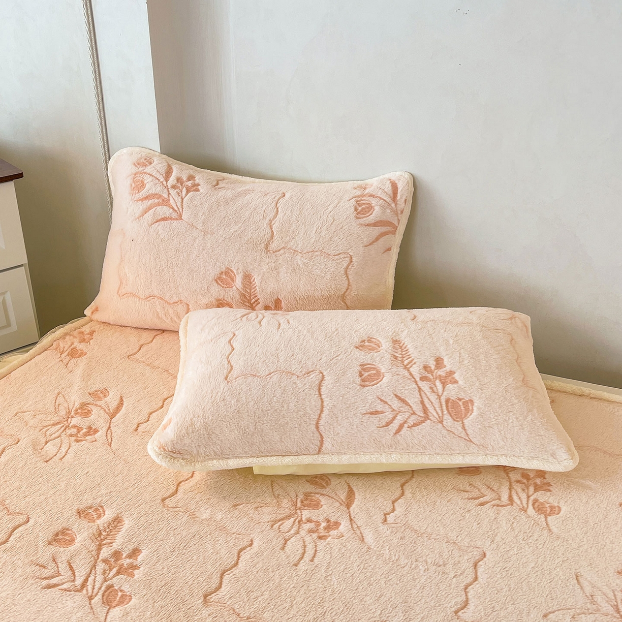 91家纺网 家纺一手货源 找家纺 （总）眠势力 2025新款兔毛绒雕花枕套冬季兔兔绒加绒枕头套-拉链款