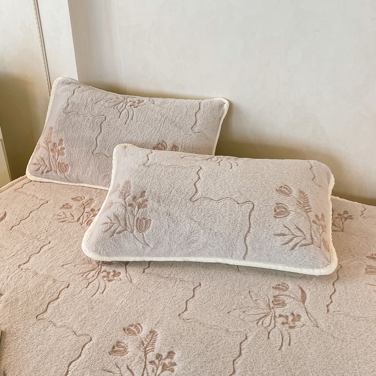 91家纺网 家纺一手货源 找家纺 （总）眠势力 2025新款兔毛绒雕花枕套冬季兔兔绒加绒枕头套-拉链款