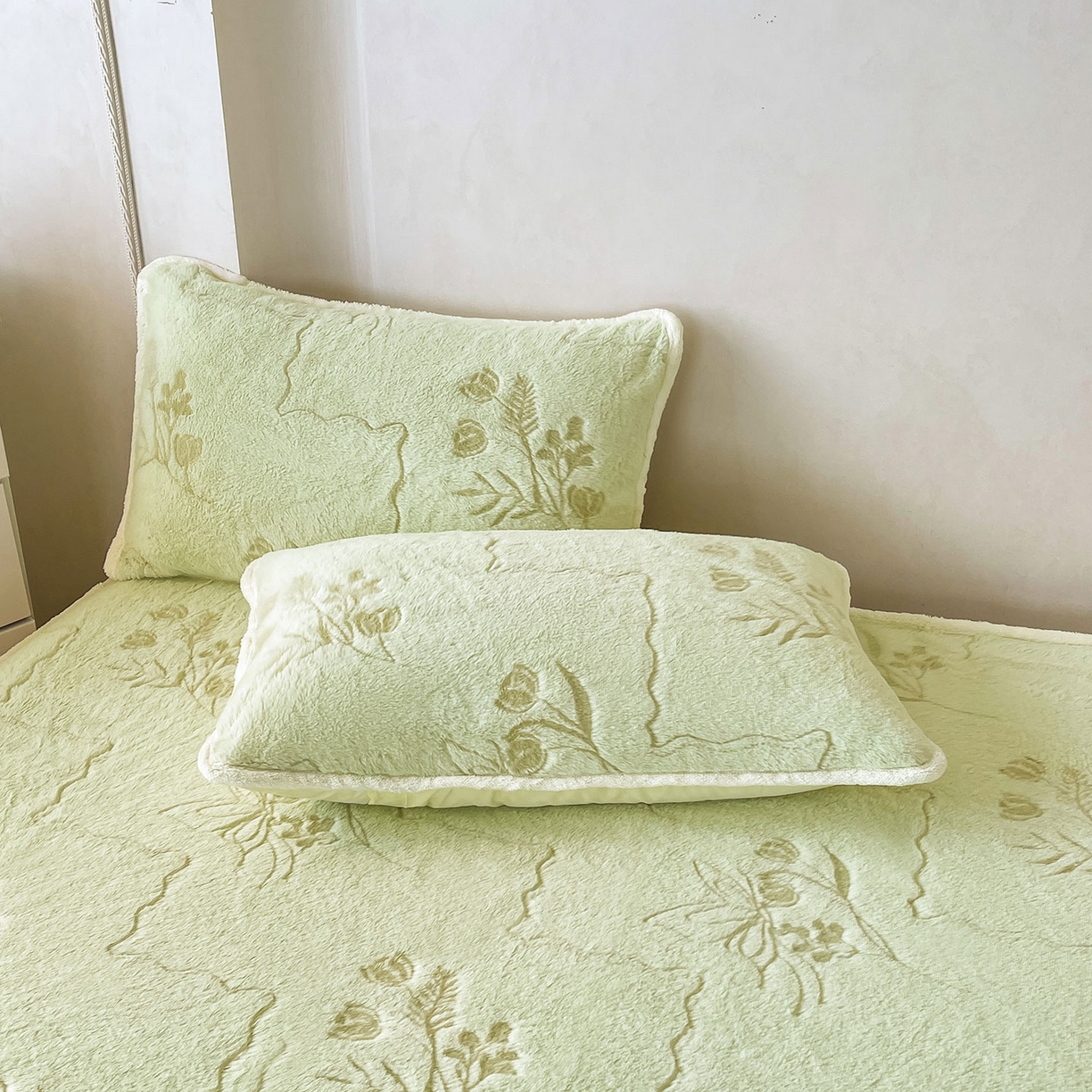 91家纺网 家纺一手货源 找家纺 （总）眠势力 2025新款兔毛绒雕花枕套冬季兔兔绒加绒枕头套-拉链款