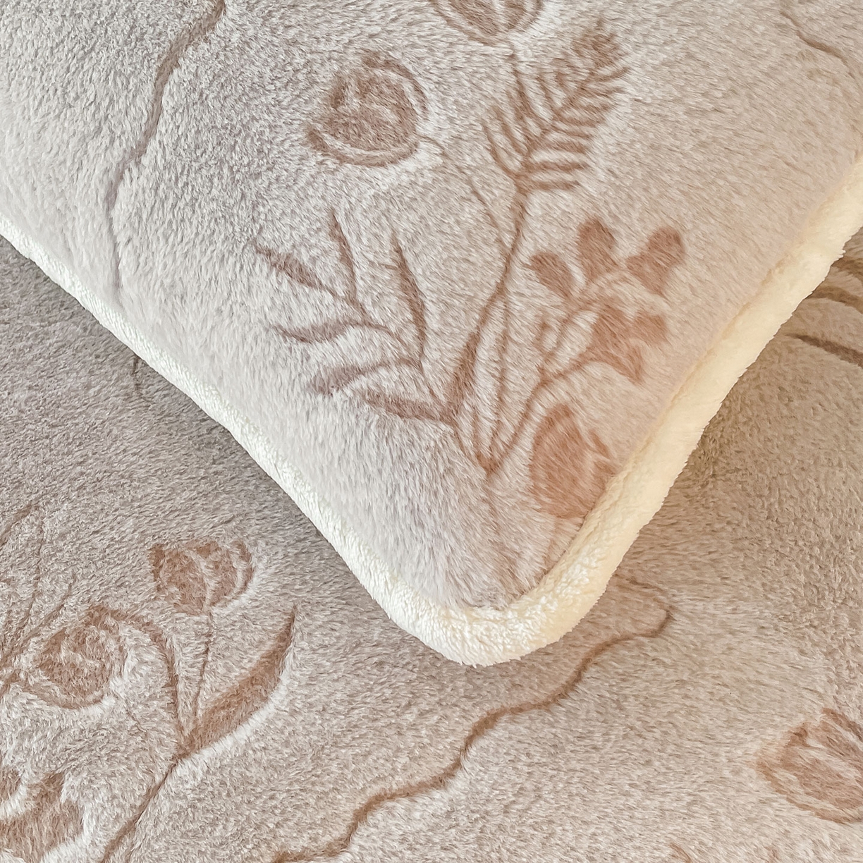 91家纺网 家纺一手货源 找家纺 眠势力 2025新款兔毛绒雕花枕套冬季兔兔绒加绒枕头套-拉链款 繁花-灰紫