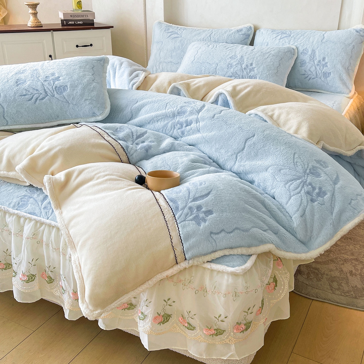 91家纺网 家纺一手货源 找家纺 眠势力 2025新款兔毛绒雕花枕套冬季兔兔绒加绒枕头套-拉链款 繁花-霜兰