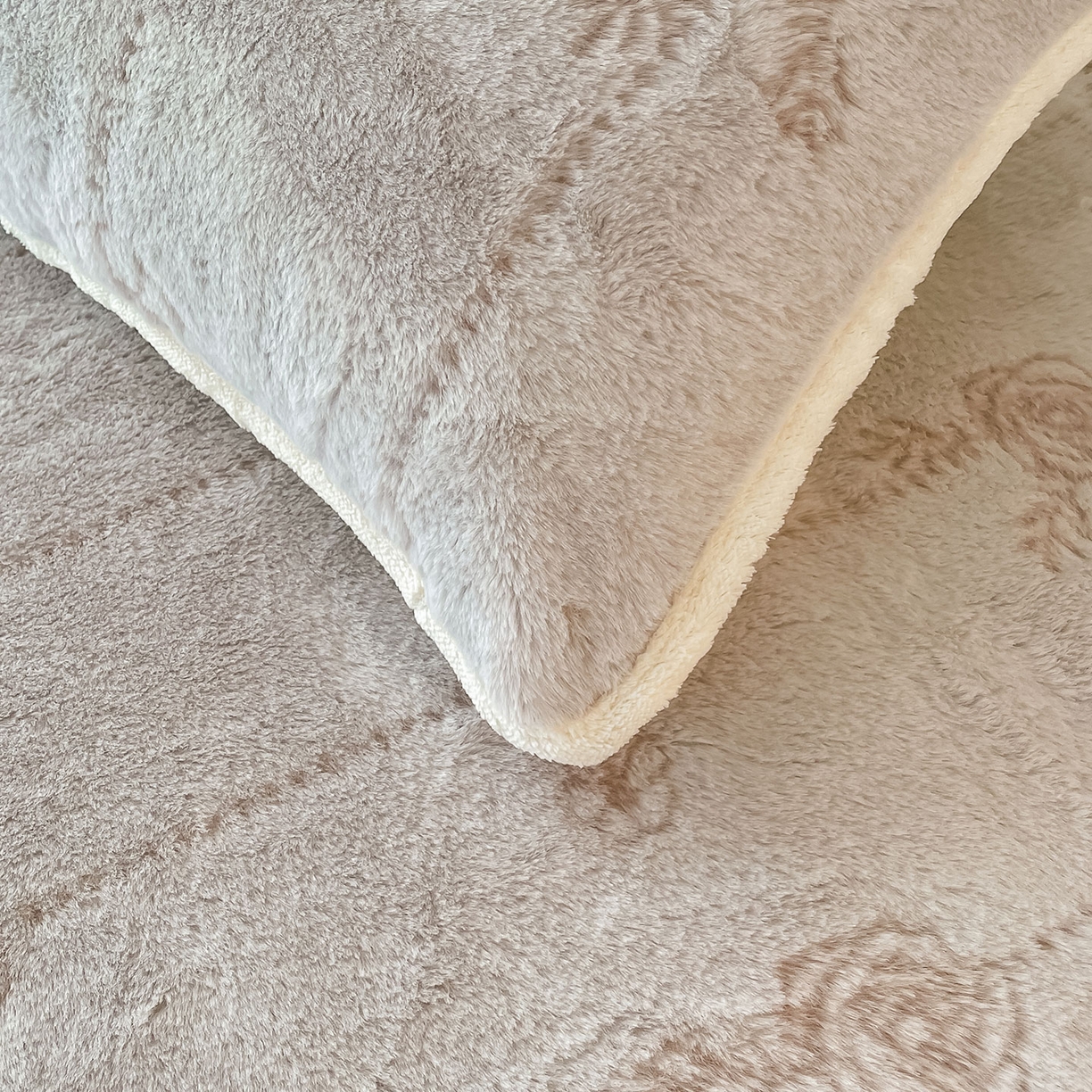 91家纺网 家纺一手货源 找家纺 眠势力 2025新款兔毛绒雕花枕套冬季兔兔绒加绒枕头套-拉链款 若溪-灰紫