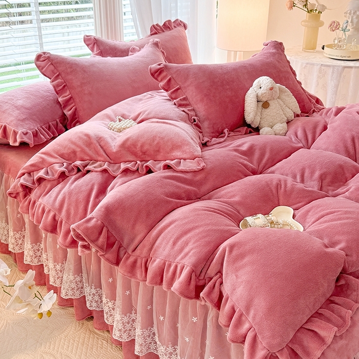 91家纺网 家纺一手货源 找家纺 （总）优家居 2025秋冬高克重牛奶绒床裙款四件套纯色蕾丝边花边刺绣法式公主风床裙款被套