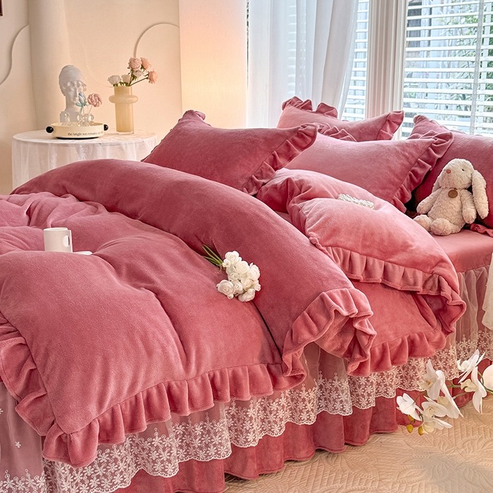 91家纺网 家纺一手货源 找家纺 （总）优家居 2025秋冬高克重牛奶绒床裙款四件套纯色蕾丝边花边刺绣法式公主风床裙款被套