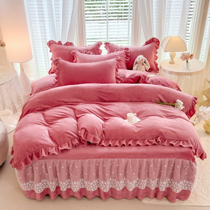 91家纺网 家纺一手货源 找家纺 优家居 2025秋冬高克重牛奶绒床裙款四件套纯色蕾丝边花边刺绣法式公主风床裙款被套 浅豆沙