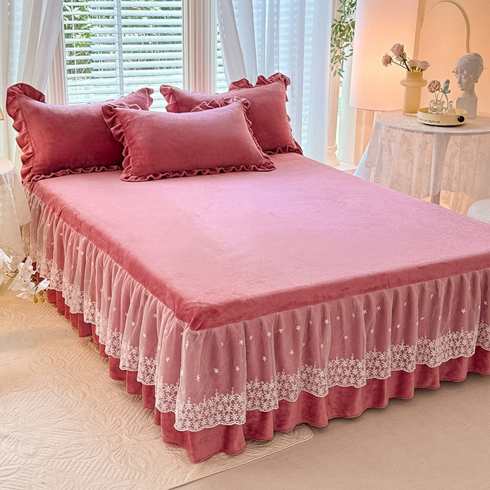 91家纺网 家纺一手货源 找家纺 （总）优家居 2025秋冬高克重牛奶绒床裙纯色蕾丝边花边刺绣法式公主风床罩床盖