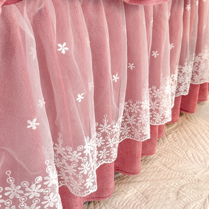 91家纺网 家纺一手货源 找家纺 （总）优家居 2025秋冬高克重牛奶绒床裙纯色蕾丝边花边刺绣法式公主风床罩床盖