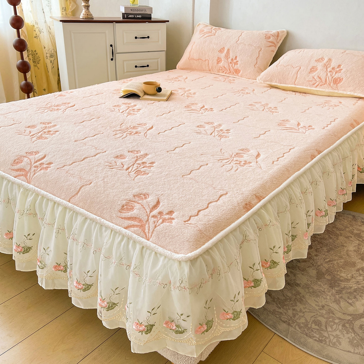 91家纺网 家纺一手货源 找家纺 （总）眠势力 2025新款兔毛绒雕花四件套冬季兔兔绒加绒被套床裙款床笠套件带刺绣花边