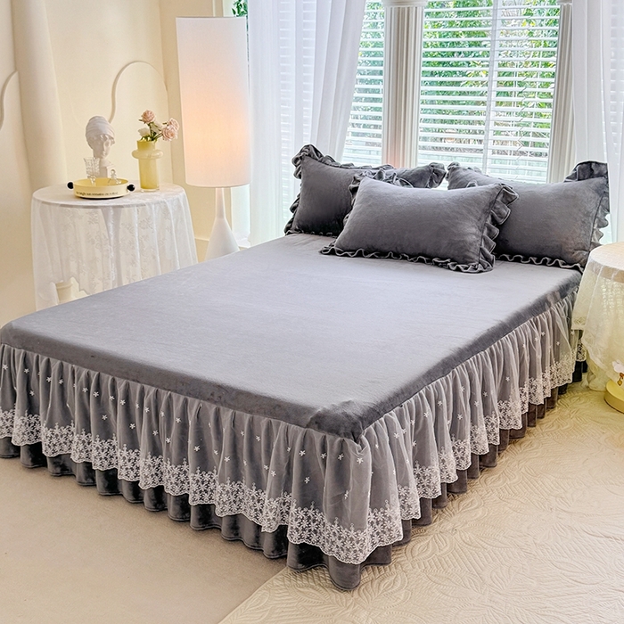 91家纺网 家纺一手货源 找家纺 （总）优家居 2025秋冬高克重牛奶绒床裙纯色蕾丝边花边刺绣法式公主风床罩床盖