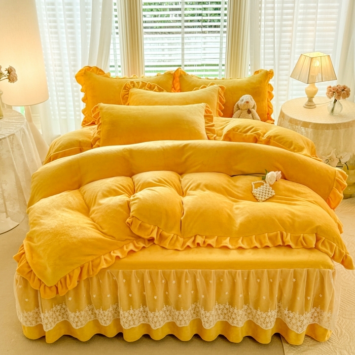91家纺网 家纺一手货源 找家纺 优家居 2025秋冬高克重牛奶绒床裙款四件套纯色蕾丝边花边刺绣法式公主风床裙款被套 奶酪黄